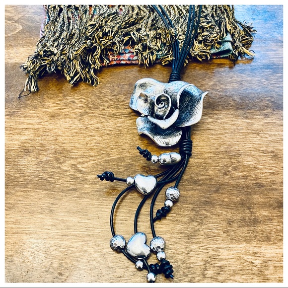 ✨PARIS✨Rose and Hearts Leather chain Necklace - Picture 3 of 6